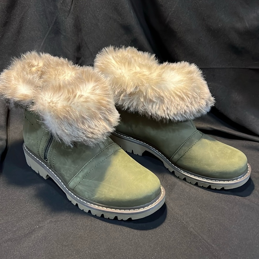CAT fur lined boots, size7 1/2